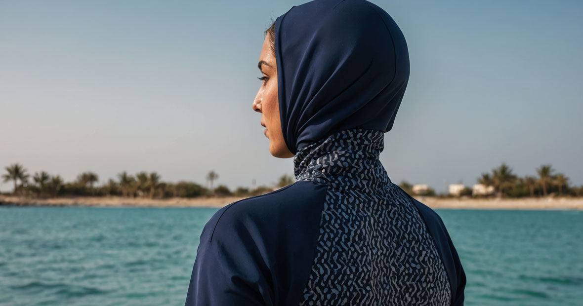 Détail du tissu d'un burkini avec texture visible et gouttes d'eau