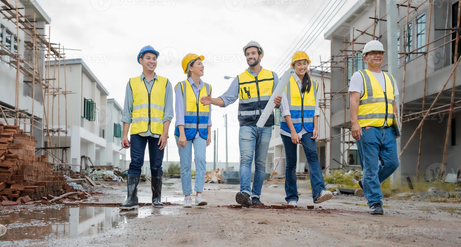 Ouvrier portant une veste rafraîchissante haute visibilité sur un chantier en période de canicule.